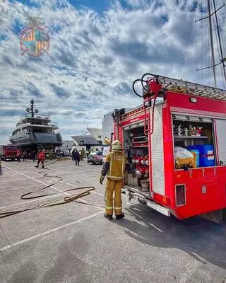 Un fuego causa grandes daños en el interior de un yate atracado en Palma
