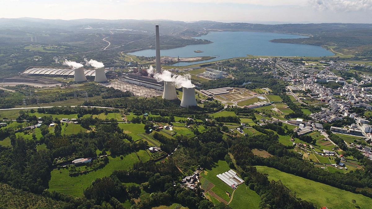 Vista aérea de As Pontes, con la central térmica de Endesa, la de mayor potencia de España, y el lago creado en la antigua mina de carbón. |   // L.O.  