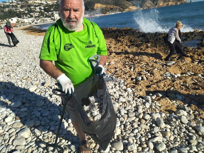 Los voluntarios retiran miles de toallitas que escupió la dana en el Muntanyar de Xàbia (imágenes)
