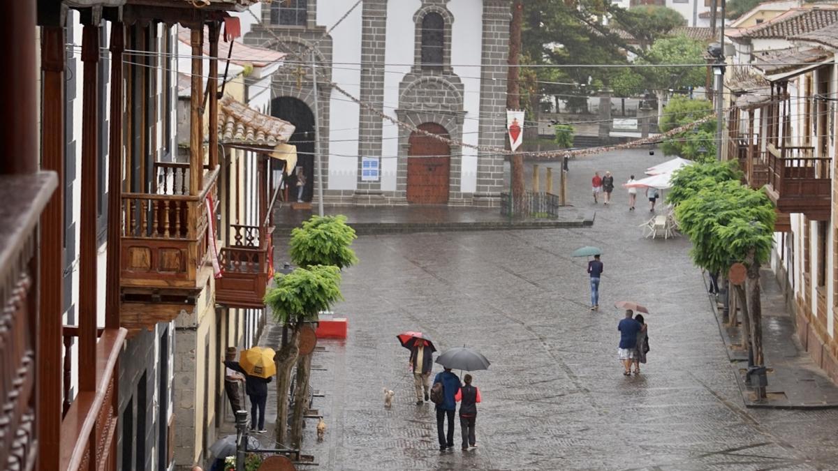 Precipitaciones, este martes, en el centro histórico de la villa de Teror.