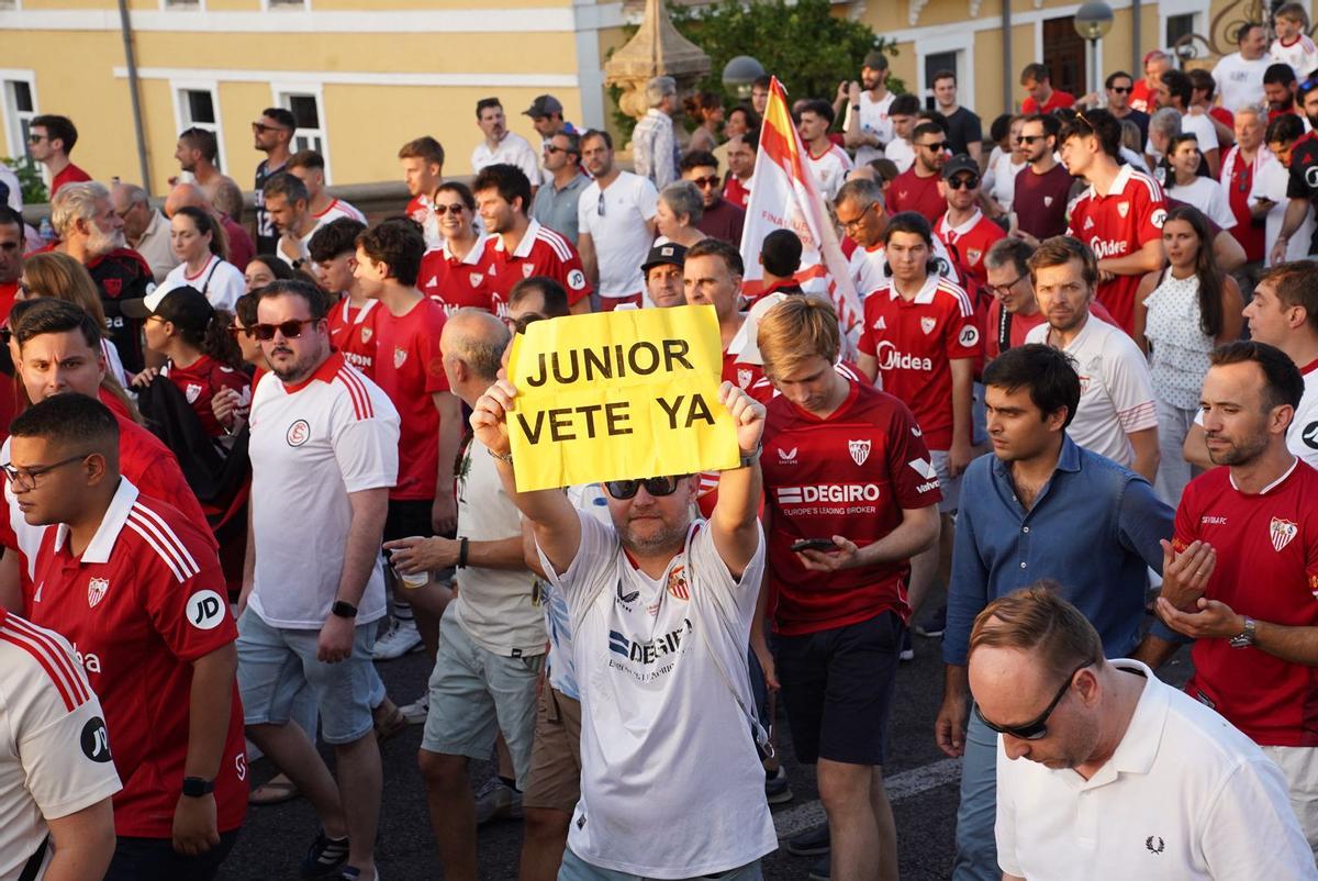Miles de sevillistas participaron en la protesta convocada para reclamar cambios en la directiva del club. Miles de sevillistas participaron en la protesta convocada para reclamar cambios en la directiva del club.