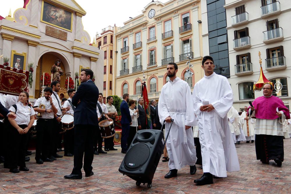 Málaga celebra el Corpus Christi en domingo y pese a las nubes que poco a poco ocupan los cielos, se palpa la alegría de vivir del arranque del verano