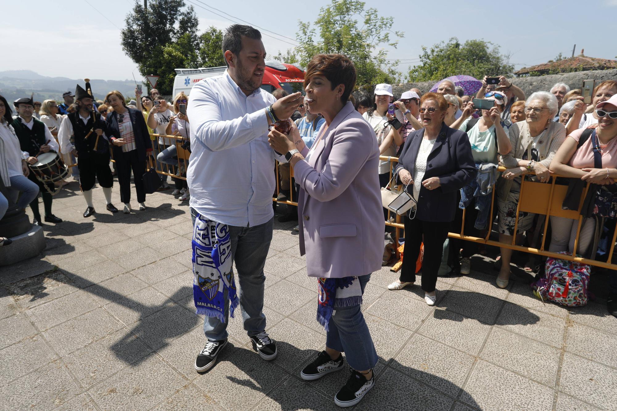 En imágenes: Tradicional rito del beso en la ermita de La Luz de Avilés