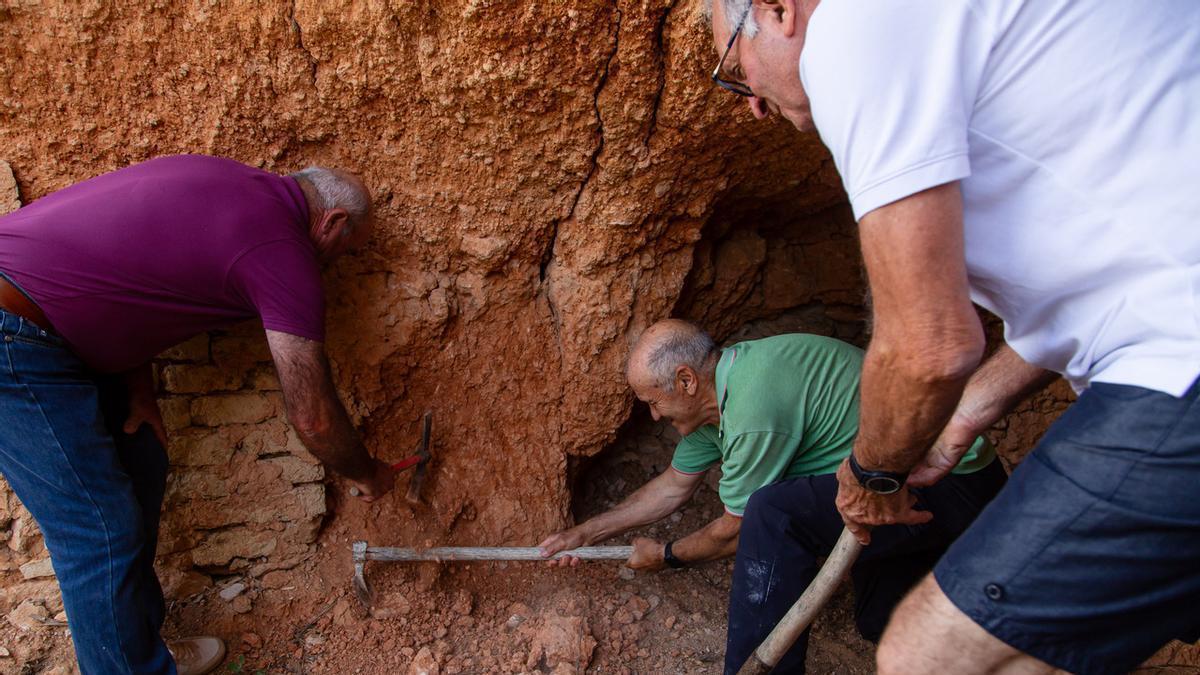 Algunos hombres picando piedra, con motivo de las I Jornadas Trogloditas Contemporáneas.