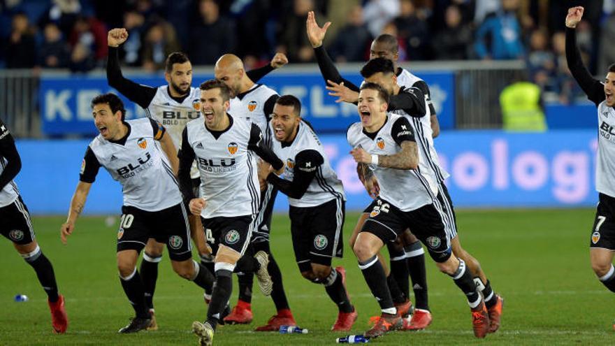 Los jugadores del Valencia salen disparados a abrazar a Jaume y festejar las semifinales.