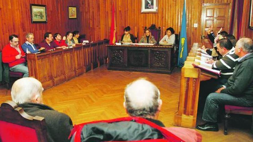 Un instante de la sesión plenaria celebrada ayer en el Ayuntamiento de Piloña.