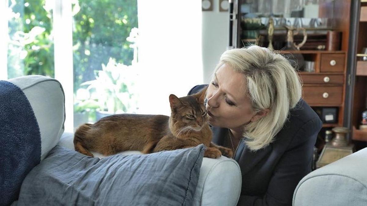 Le Pen se fotografía con sus gatos.