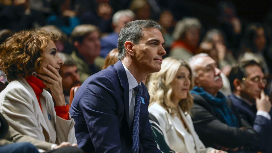 La mitad de los socios abandonan a Sánchez en el primer acto por la muerte de Franco y Feijóo se va a Valencia