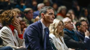 El presidente del Gobierno, Pedro Sánchez y las vicepresidentas primera, María Jesús Montero (i) y segunda, Yolanda Díaz, durante el primer acto por el 50 aniversario de la muerte de Franco.