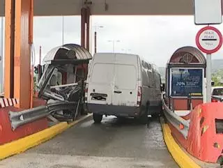 Una furgoneta destroza una cabina del peaje de Vilaboa