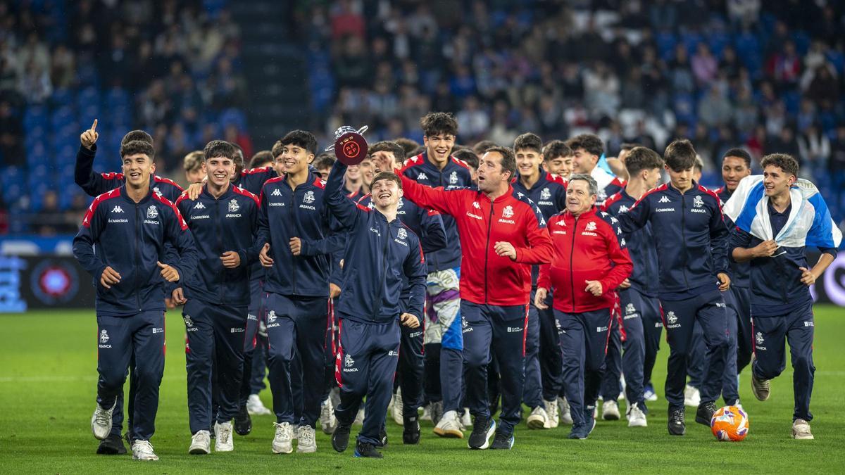Los juveniles del Dépor ayer en Riazor