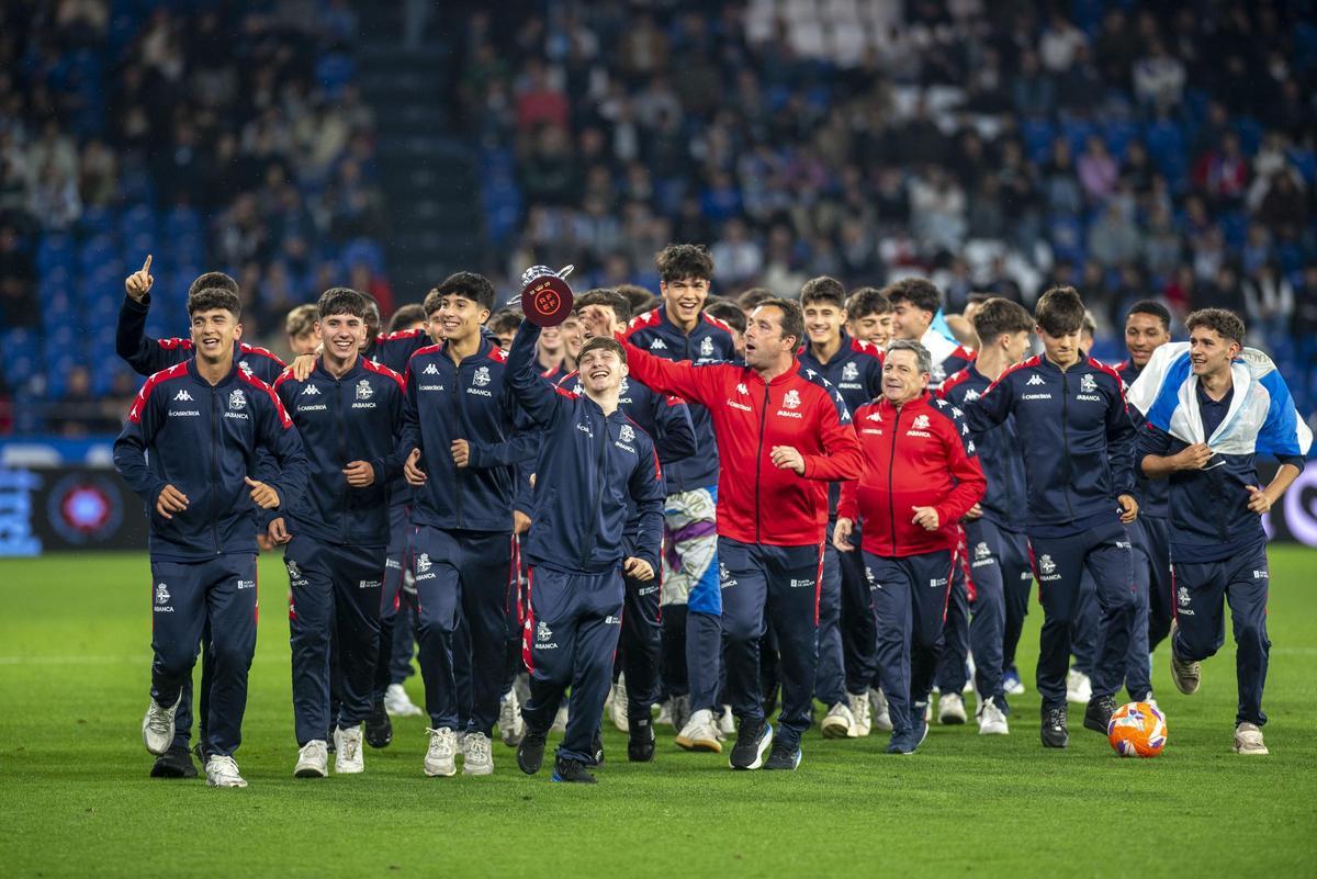 Los juveniles del Dépor ayer en Riazor