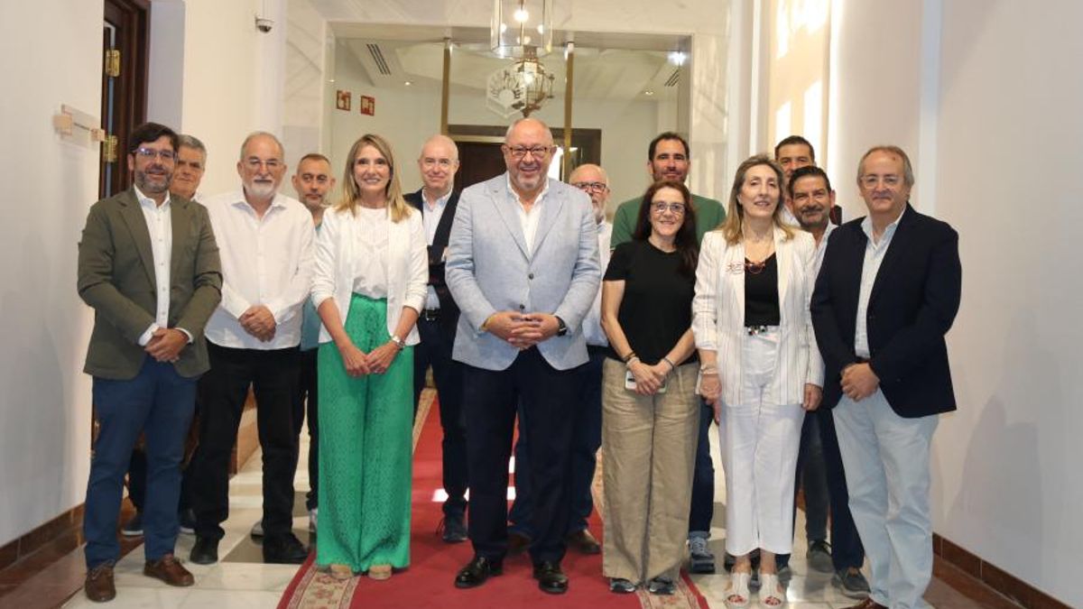 El rector junto a integrantes del iHUB y miembros de la Fundación Fiware.