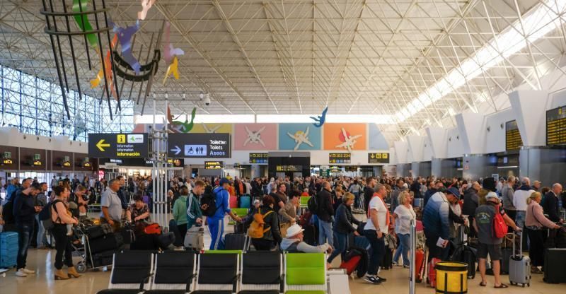 Las Palmas de Gran Canaria. Coronavirus. Aeropuerto  | 15/03/2020 | Fotógrafo: José Carlos Guerra