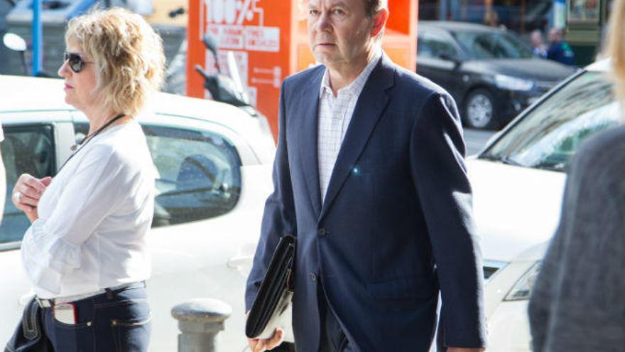 Rodríguez Rabadán ayer entrando a la Audiencia Provincial