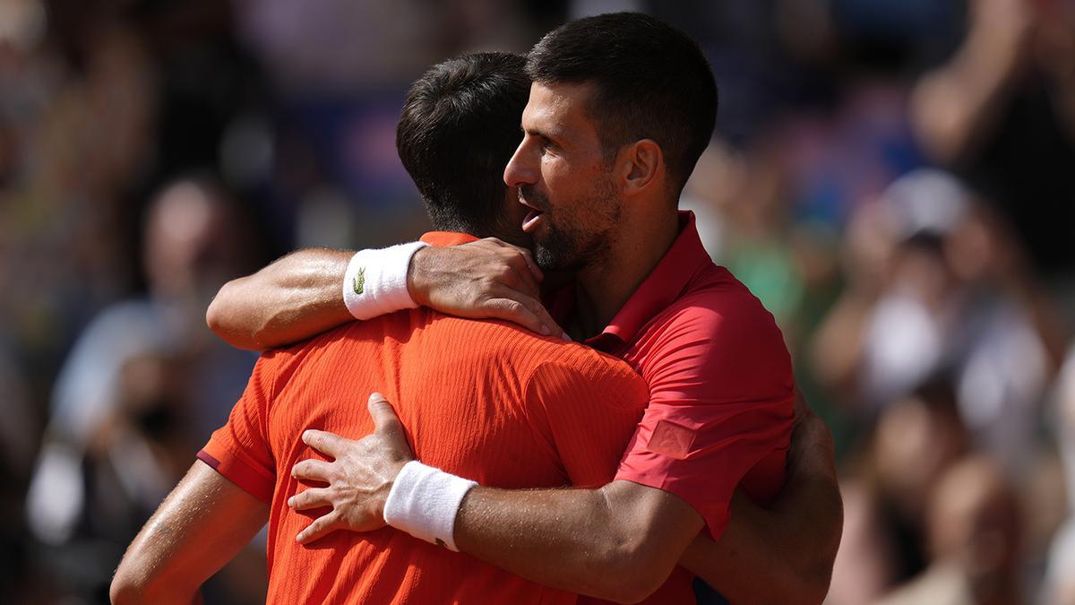 Saludo de Djokovic y Alcaraz tras la final de tenis de Paris