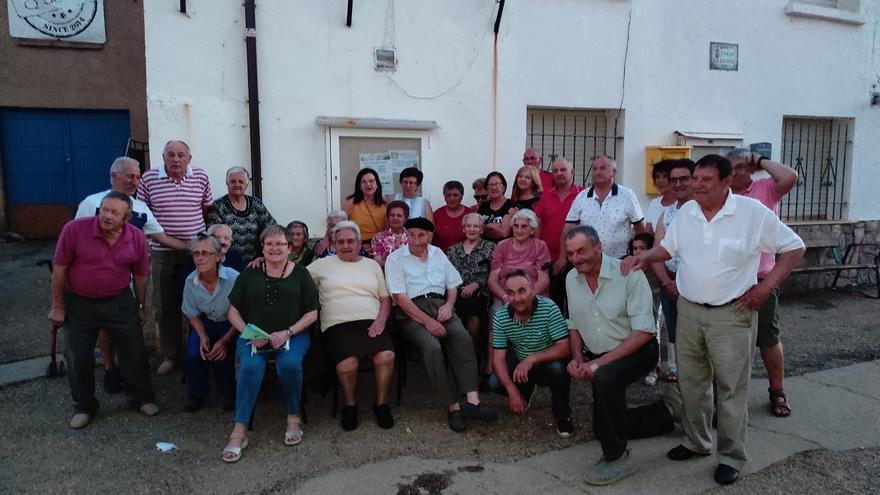 Los jubilados de Quintanilla de Urz retoman la actividad en un encuentro homenaje a una vecina centenaria
