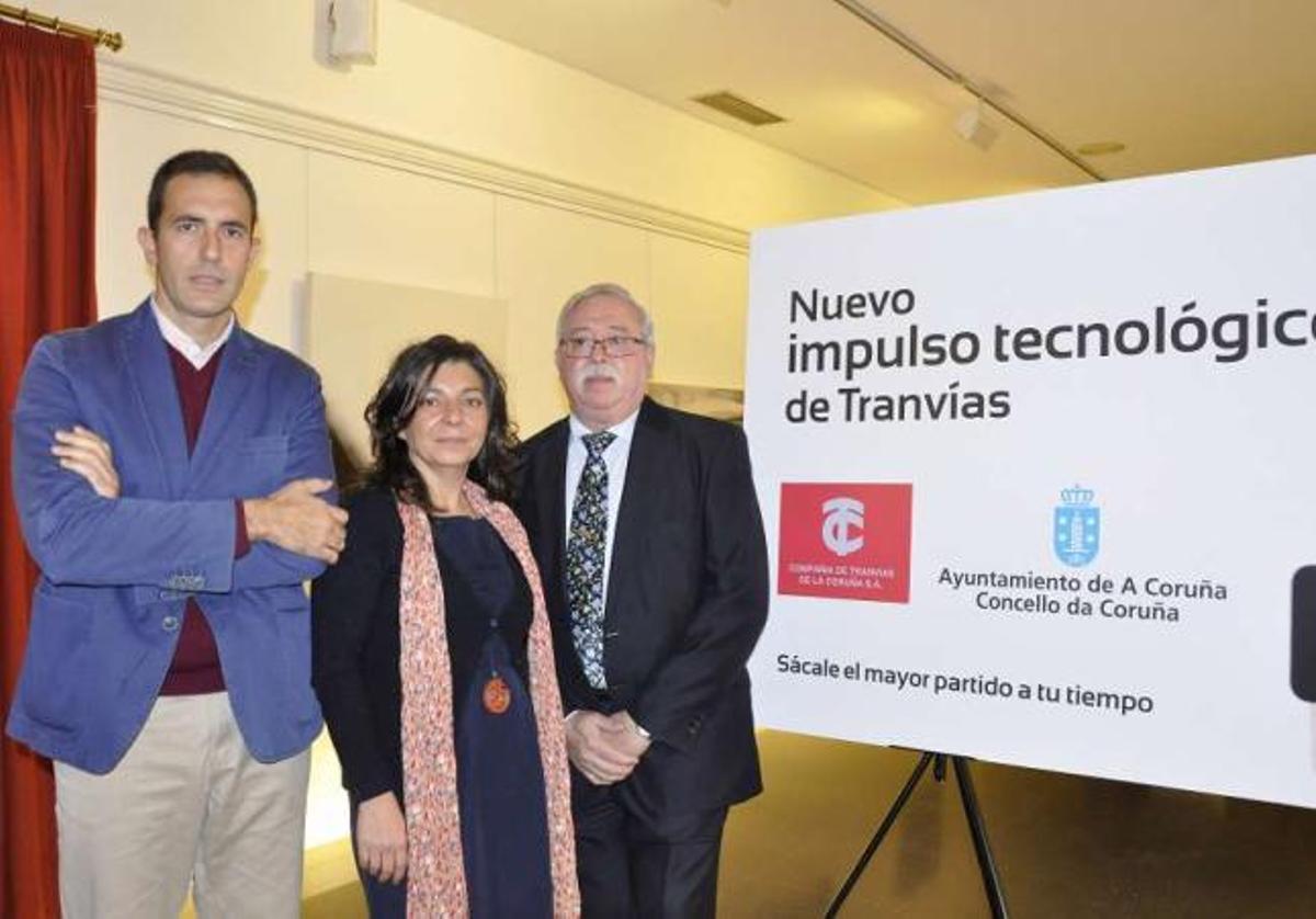 Contreras, la concejal Begoña Freire y el consejero de Tranvías, Wenceslao López, ayer en el acto. / n. cerqueiro