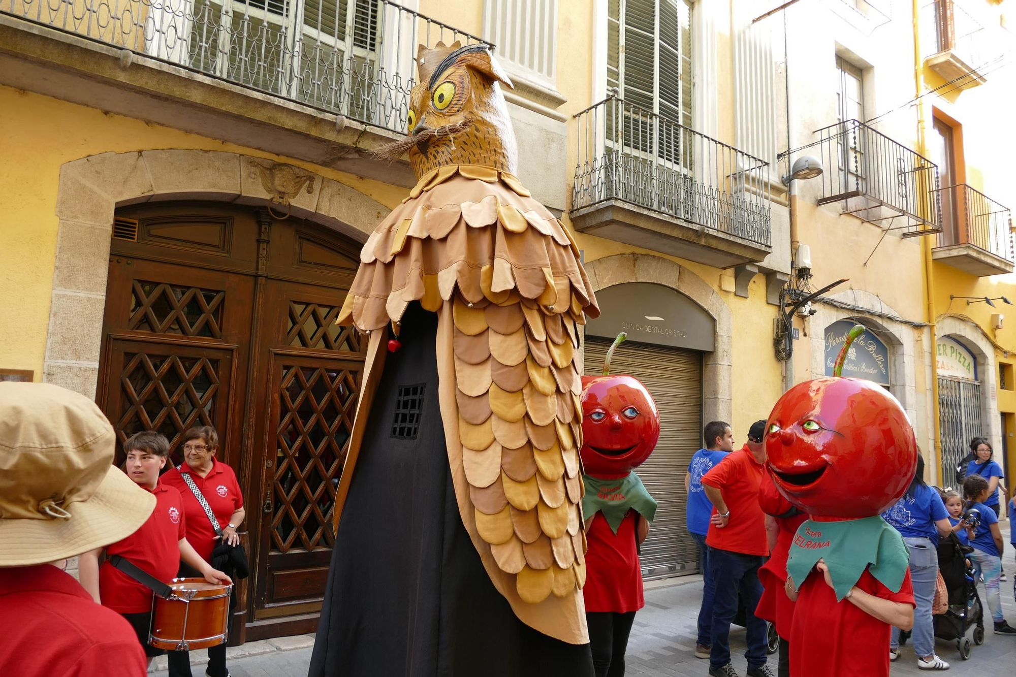 La trobada gegantera de la Diada de Santa Creu celebra els 30 anys dels Amics dels Gegants de Figueres