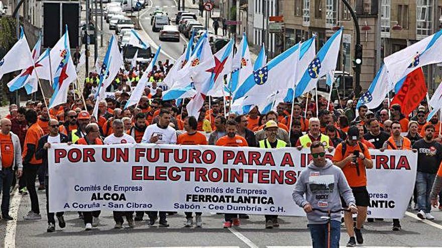 Trabajadores de la industria electrointensiva en una manifestación el mes pasado en Santiago.