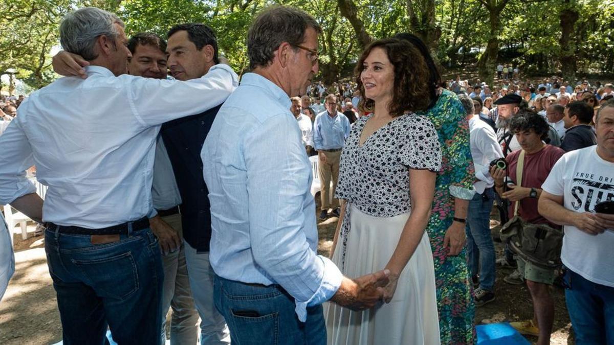 Feijóo charla con Ayuso en primer plano. Por detrás, Rueda abraza a Mañueco y Bonilla ante la mirada de López Miras.