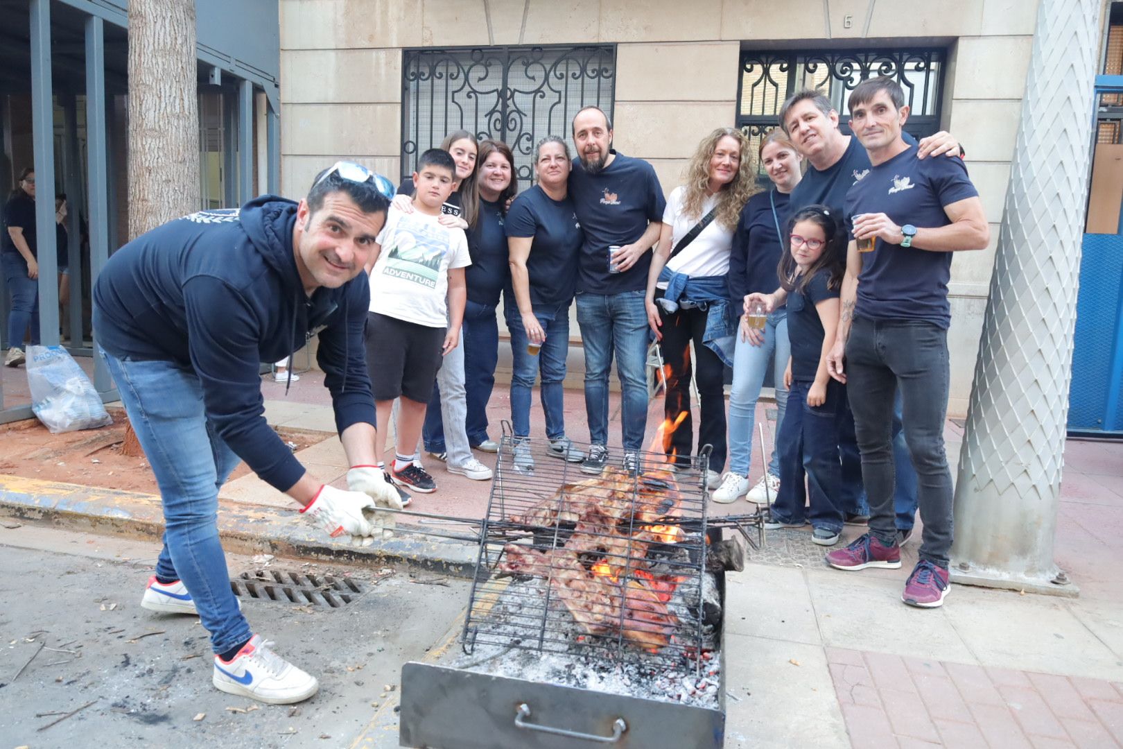 FOTOGALERÍA I Las imágenes de la Nit de la Xulla y del encuentro de elaboración de allioli de las fiestas de Vila-real