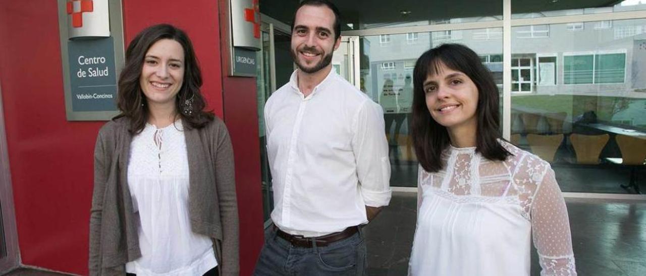 De izquierda a derecha, Edurne Mezquita, Francisco Javier Vivancos y Andrea Rodríguez, en la puerta principal del centro de salud de Vallobín.