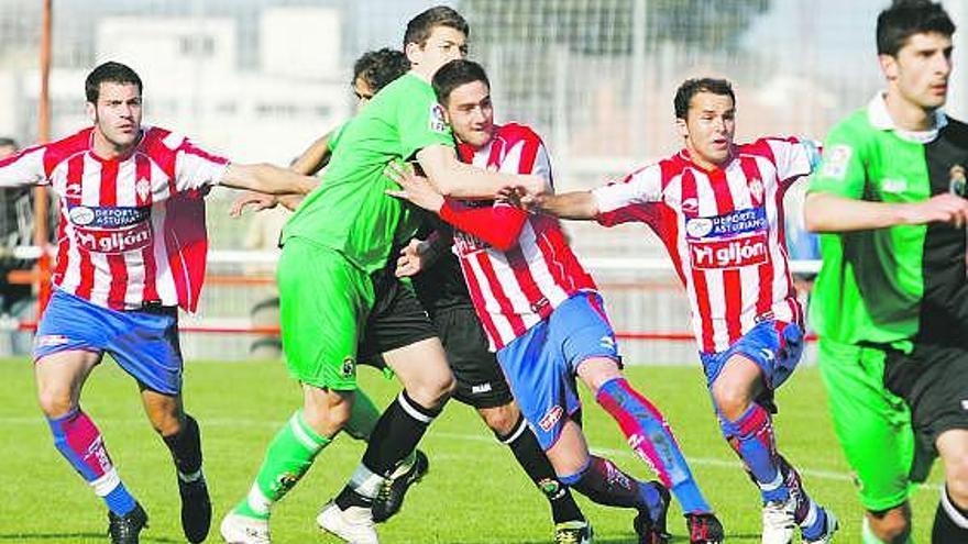 Por la izquierda, los rojiblancos Lorente, Landeira y Carlos pugnan con la defensa del Racing B.