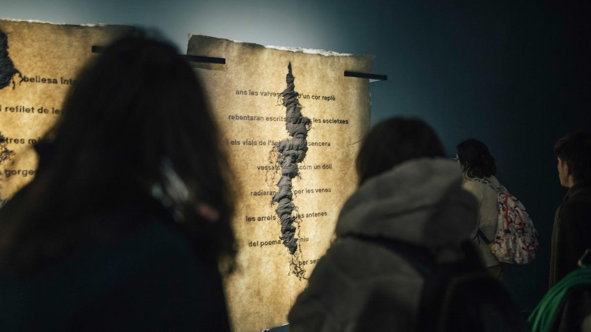 L'artista de Castelló Mar Arza participa en la mostra 'Rodoreda, un bosc' amb la seua obra 'L'ànima de l’escriptura'.