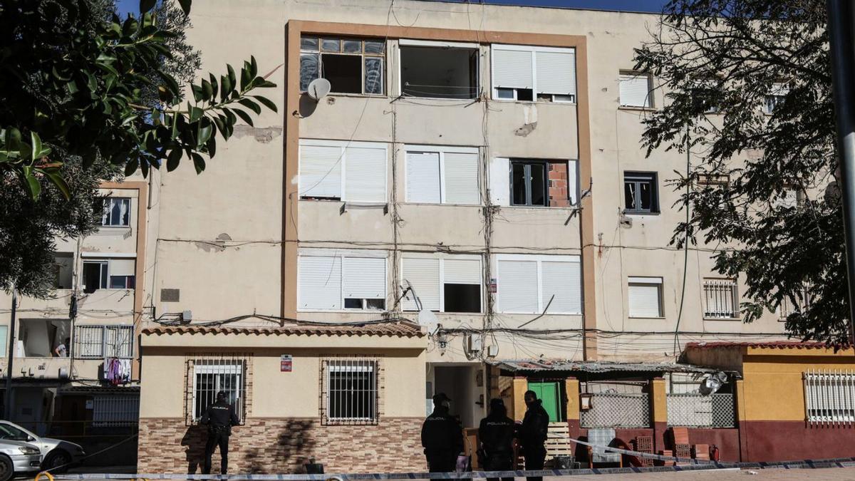 Agentes de la Policía tomaron muestras y estudiaron la zona del crimen ayer | LOYOLA PEREZ DE VILLEGAS