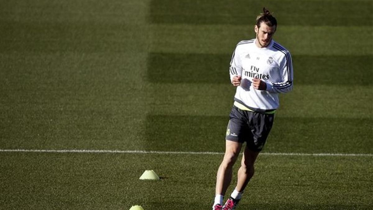 Bale se entrenó en el césped