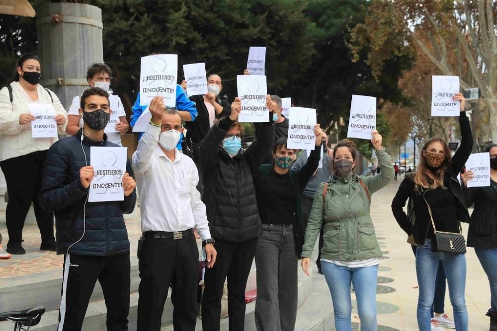 Hosteleros protestan en Cartagena por el cierre de los bares