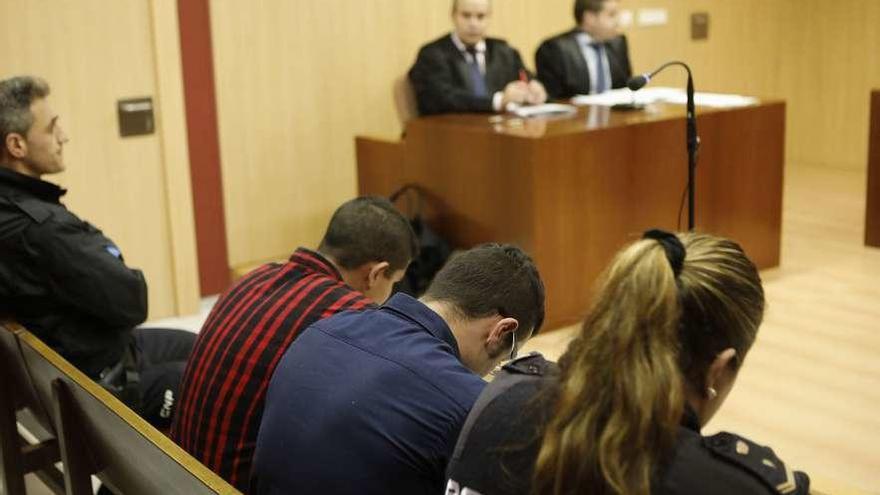 Por la izquierda, Imad A. e Illán M. A., custodiados por la Policía, durante el juicio por el incidente en las inmediaciones de la iglesia de San José de Gijón en mayo de 2017.