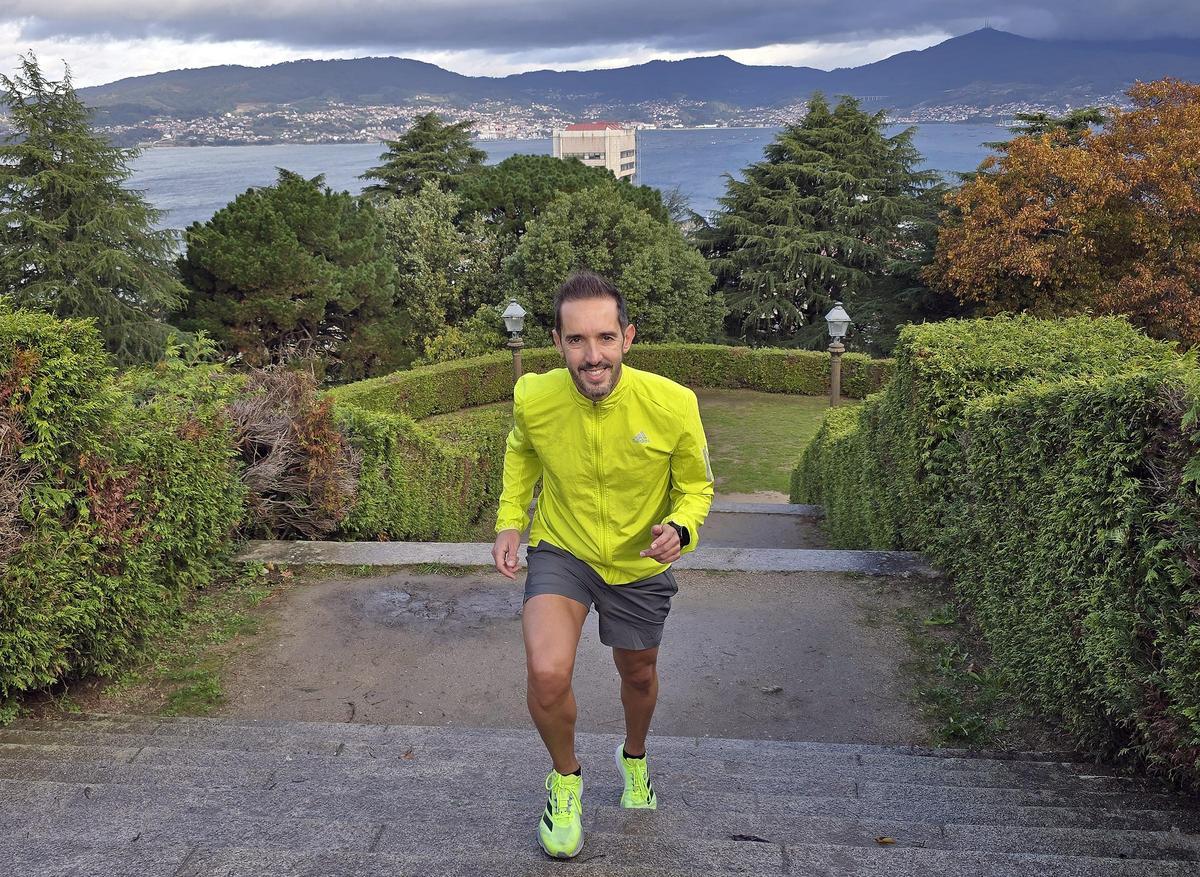 Manue Estévez subiendo por las escaleras del monte de O Castro con la ría de fondo
