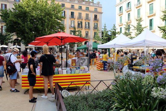 Sant Jordi d'estiu a la plaça Independència de Girona.