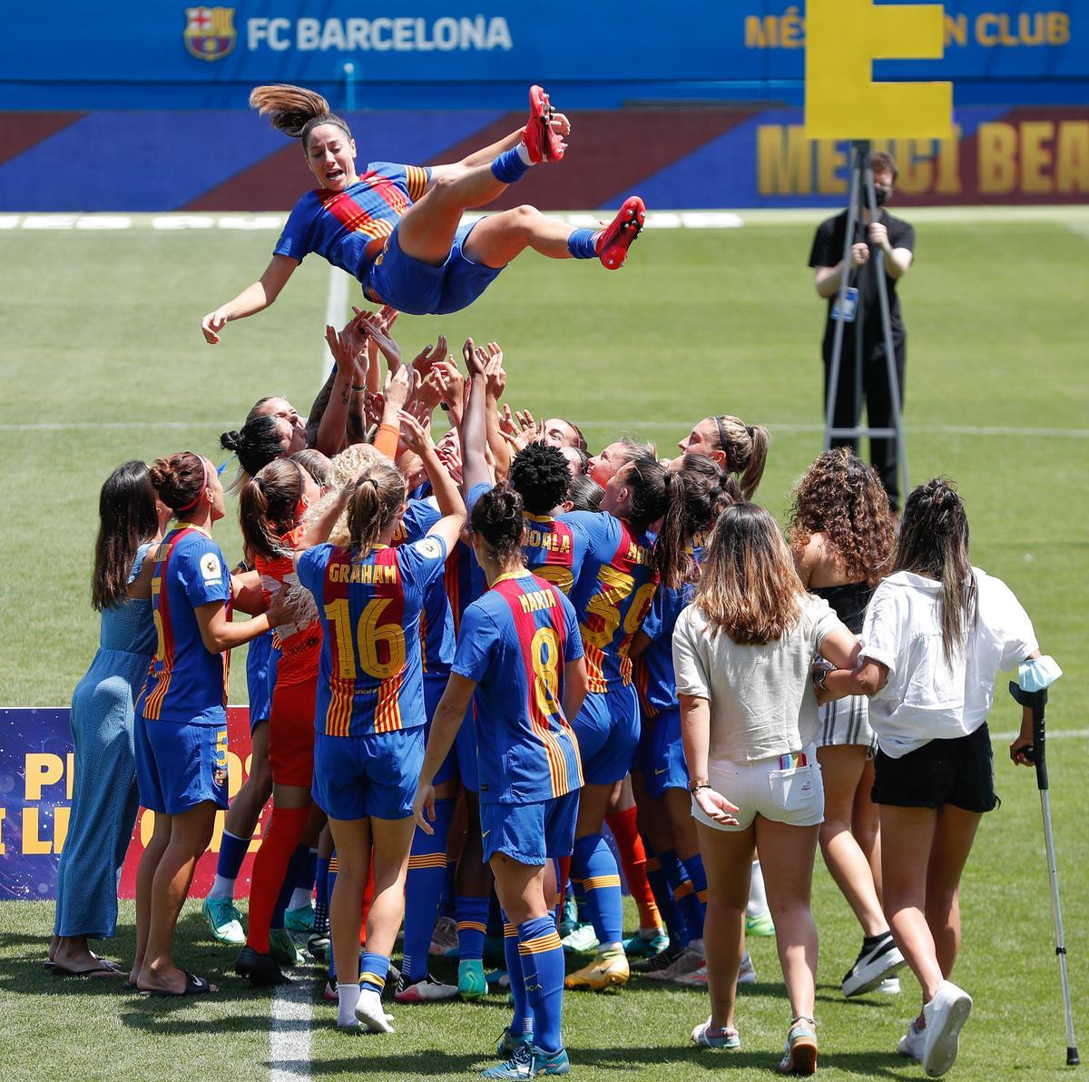 El equipo manteó a Vicky Losada El equipo manteó a Vicky Losada