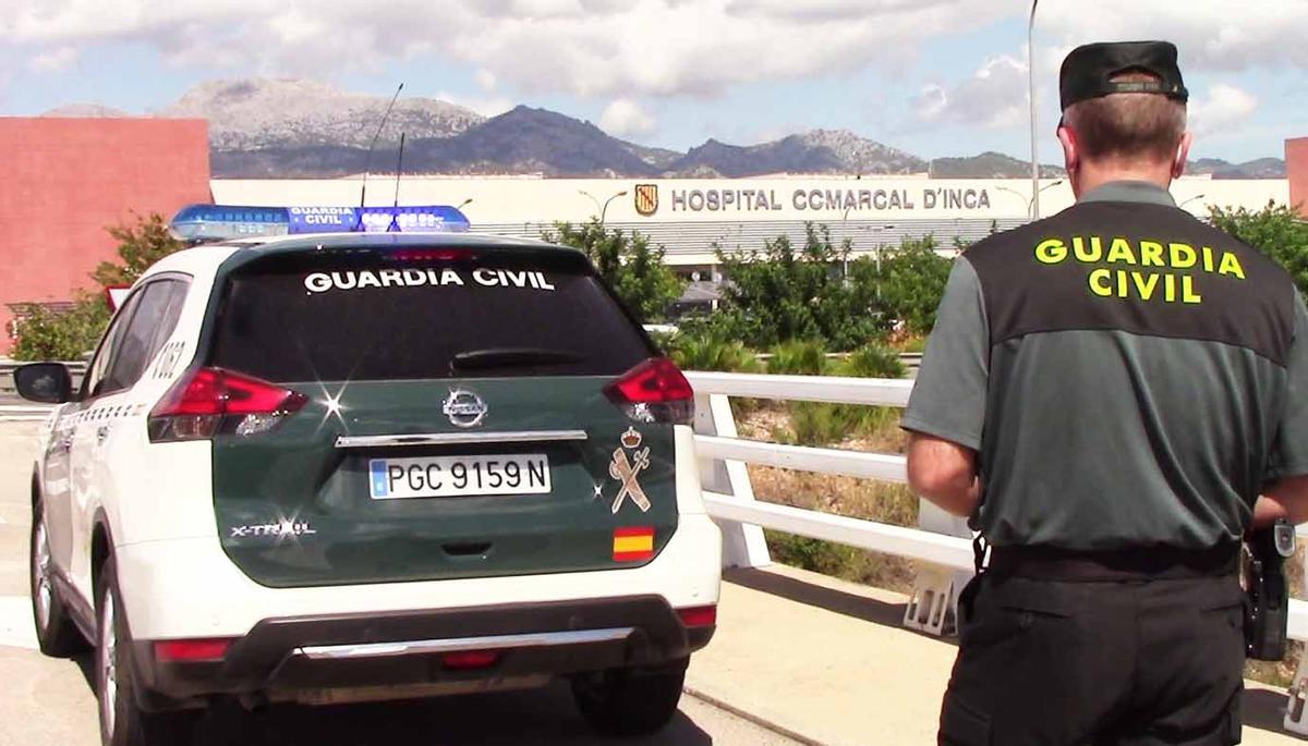 Una patrulla de la Guardia Civil, frente al hospital de Inca.