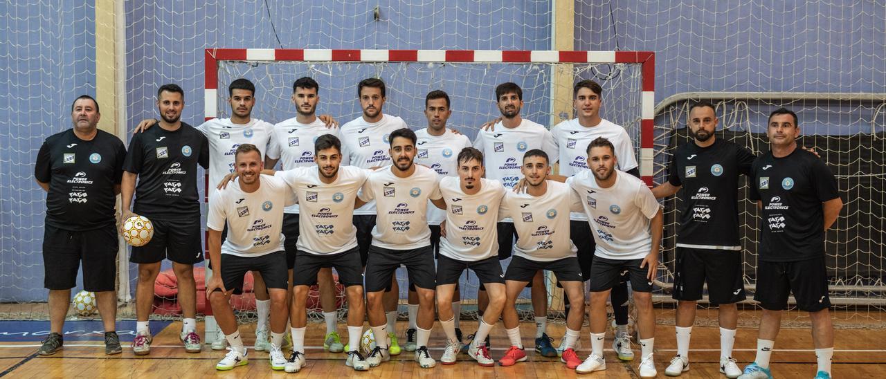 Foto de grupo de la plantilla y del cuerpo técnico de la UD Ibiza-Gasifred Ciutat d’Eivissa 2021-22, en su primer entrenamiento.