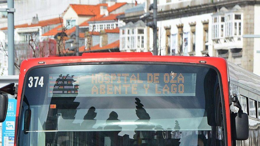 Un autobús de la Compañía de Tranvías, a su paso por la avenida de la Marina.