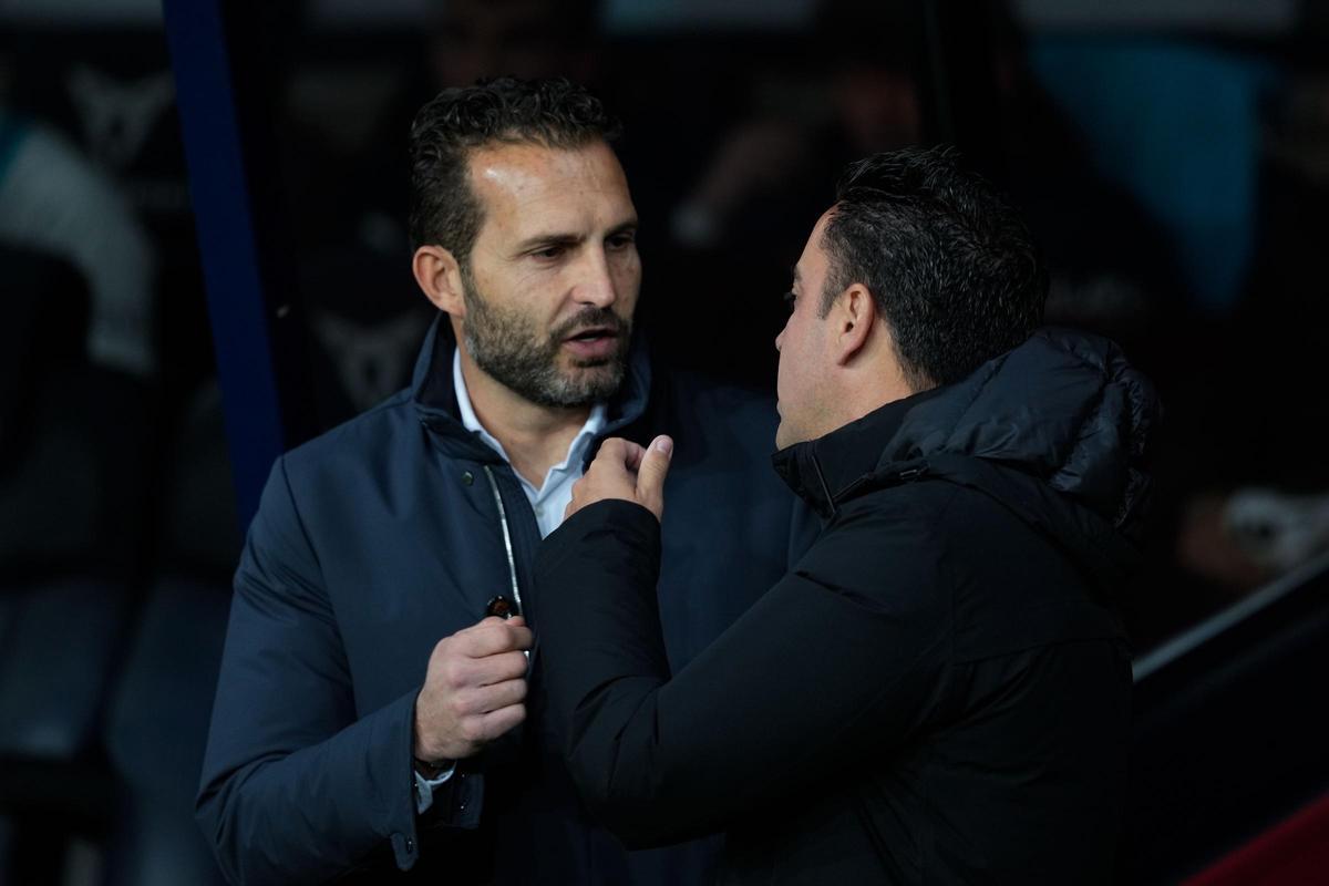 Baraja charlando con Xavi antes del partido en Montjuïc