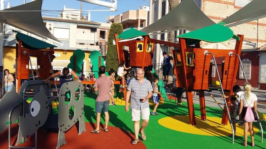 Algorfa cuenta desde ayer con un Parque Infantil en la plaza principal