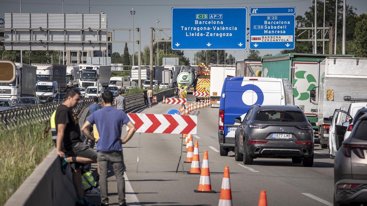 El incendio de un camión en la AP-7 colapsa la autopista