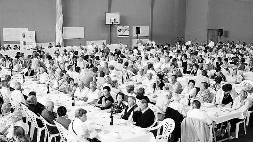 Asistentes al encuentro de mayores de Valdés, que ya va por su cuarta edición, ayer, en Luarca.