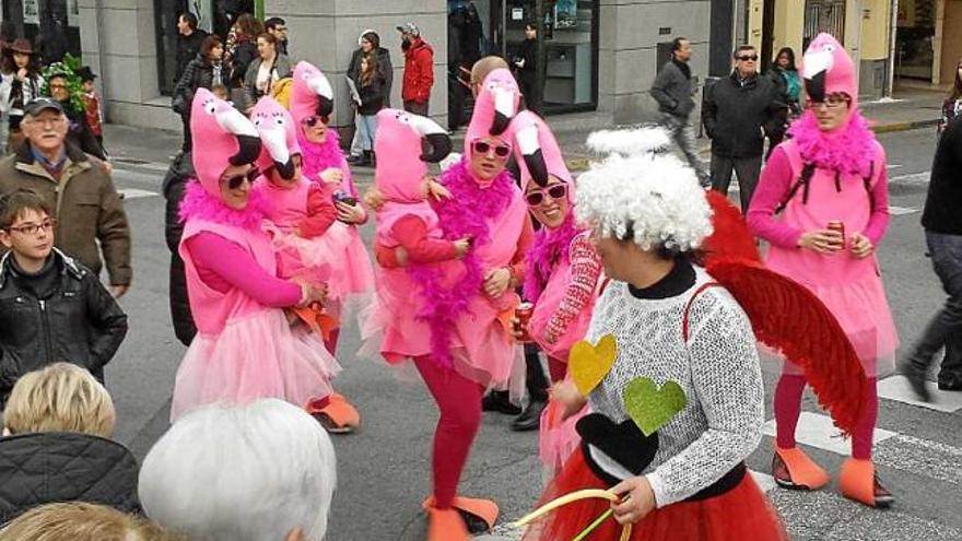 El mal temps no va impedir que els participants en la rua ballessin