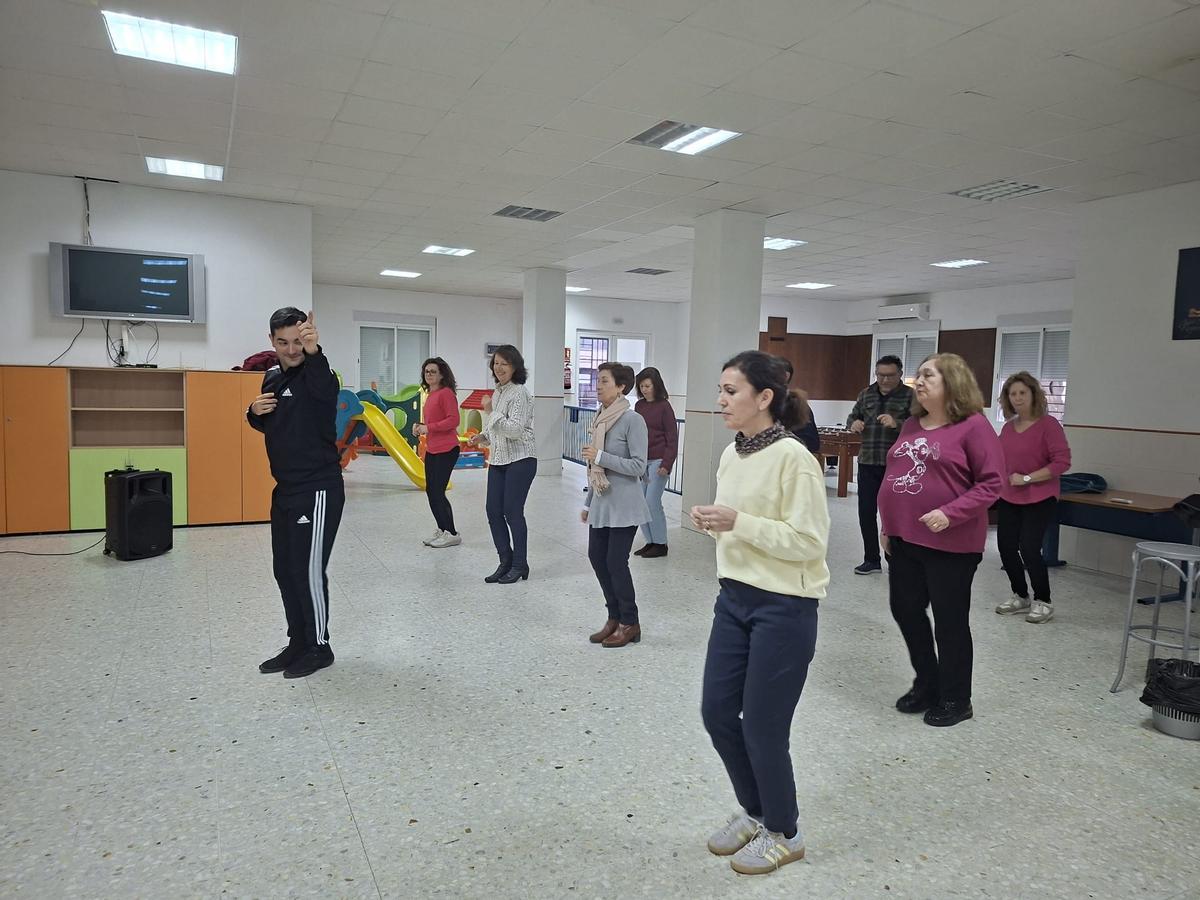 El profesor José María Ruz durante la clase de baile en el El Viso.