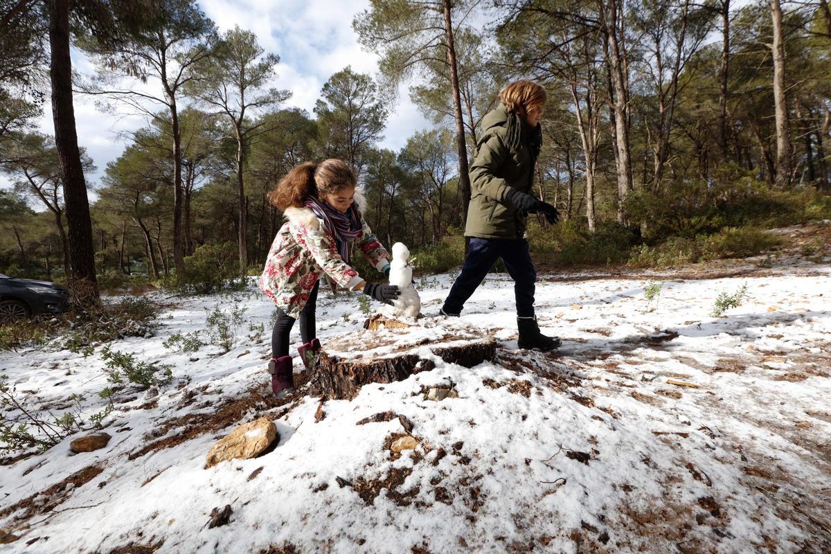Pablo y Celeste jugando con el granizo en la Talaia