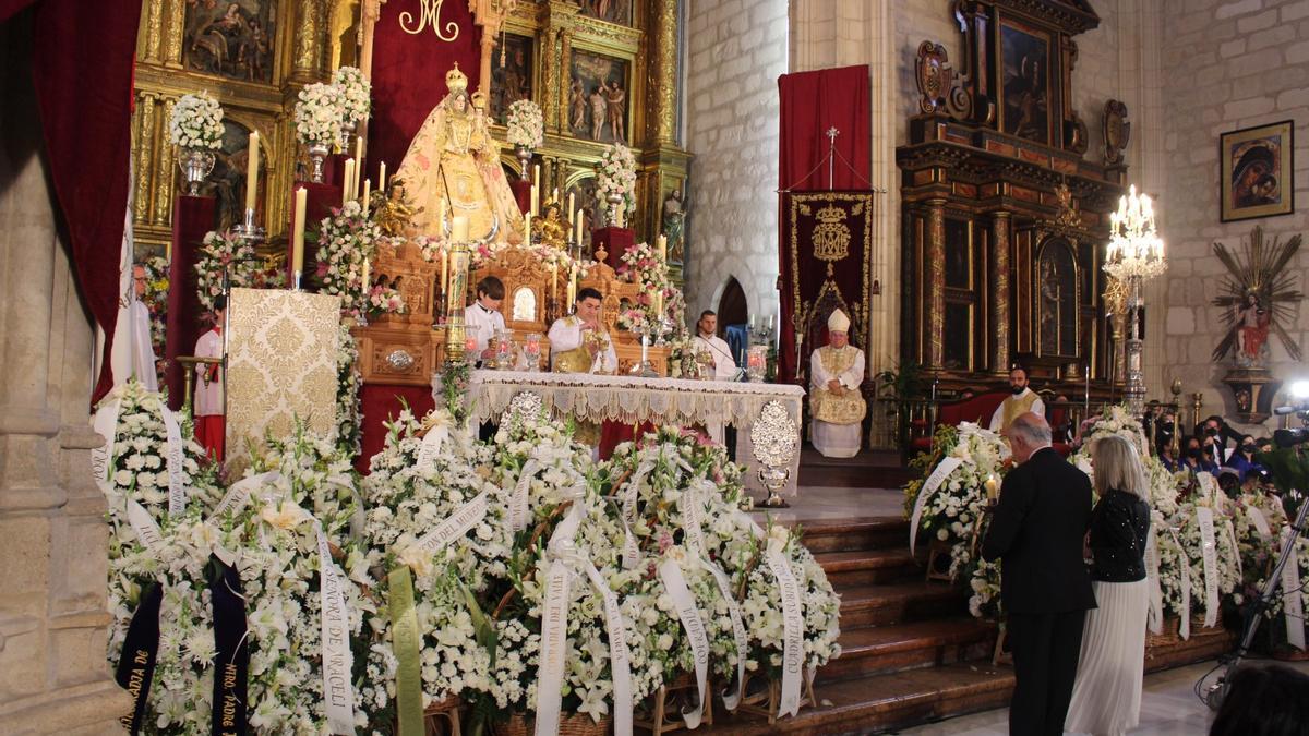 Eucaristia oficiada en la iglesia de San Mateo por el obispo de Córdoba.