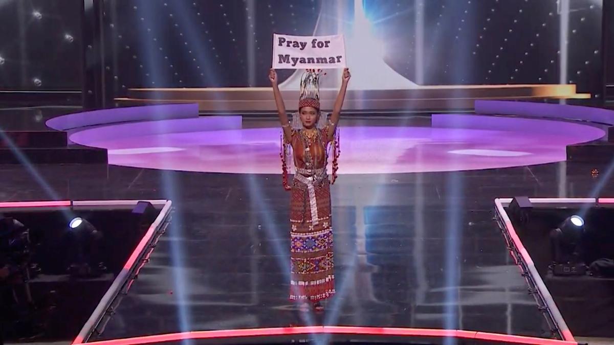 Miss Birmania, con un cartel en el que pide rezar por su país.