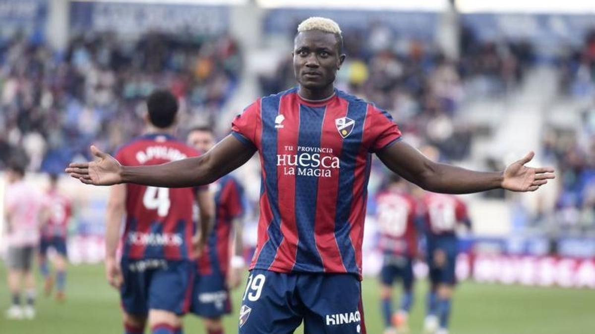 Soko, con los brazos abiertos, celebra su gol ante el Sporting