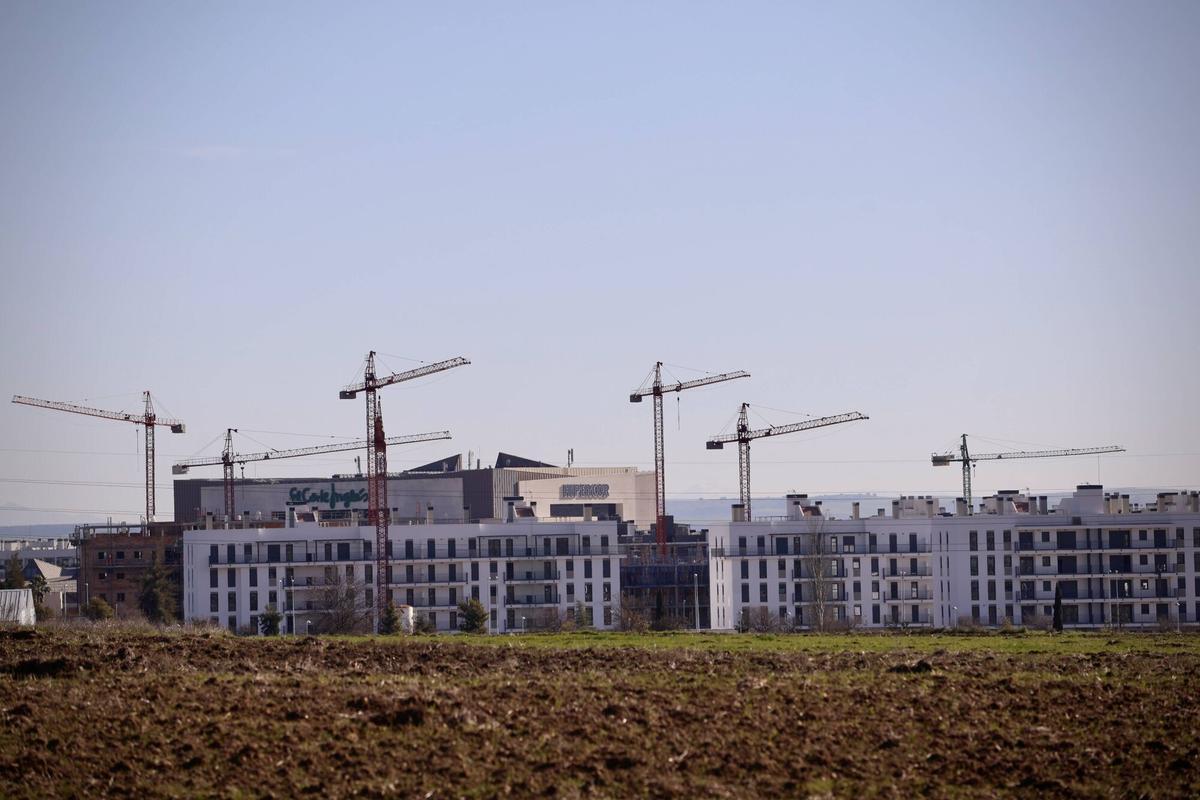 Obras de construcción en Huerta Santa Isabel, la última promoción de VPO en Córdoba.
